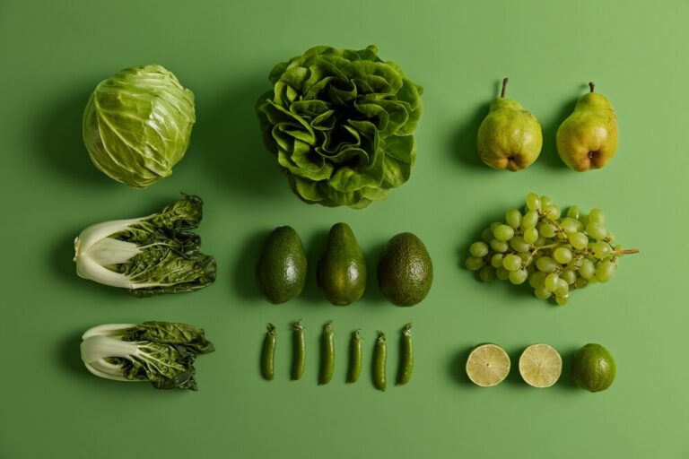 Spinaci e kale, ricchi di calcio per denti forti.