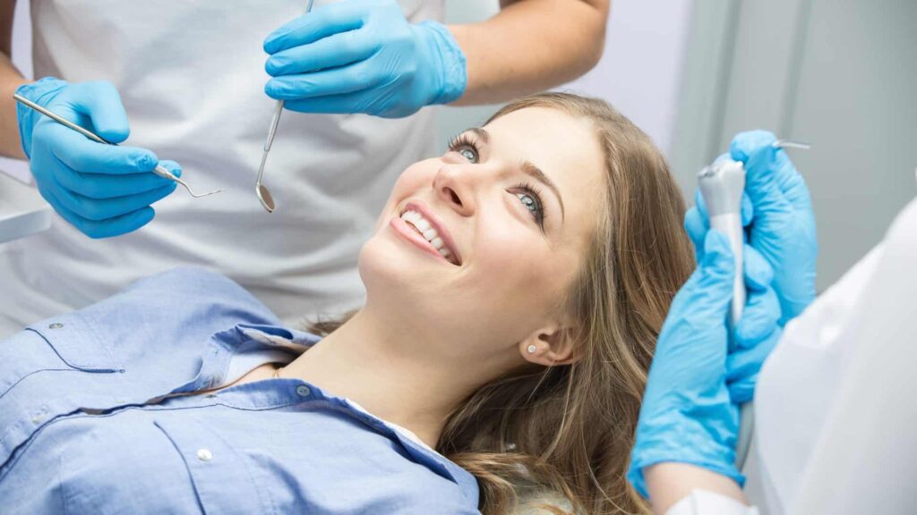 Dentista professionista che esegue un controllo dentale per valutare l'usura dei denti.